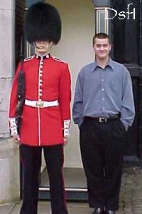 Josh con una guardia davanti al St.James Palace