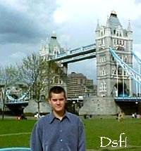 Josh vicino al Tower Bridge